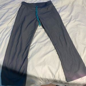 Livingston Basic Scrub Pants in medium regular